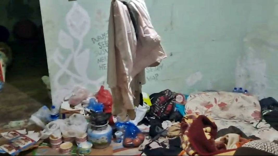 Komşular kötü kokudan şikayetçi olunca şaşırtan gerçek ortaya çıktı! 1 traktör kasasıyla anca taşınabildi 10